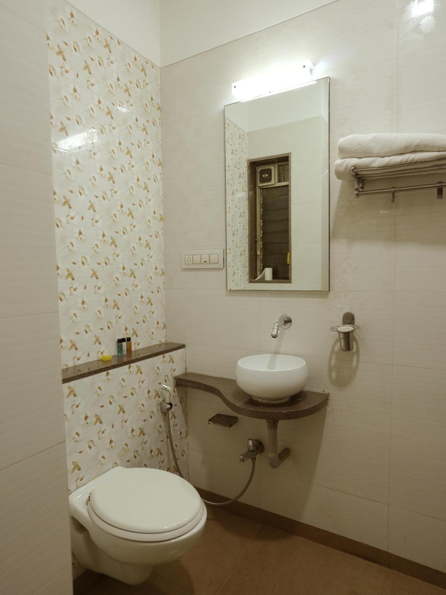 Hotel Kushala Executive Inn ธาเน ภายนอก รูปภาพ